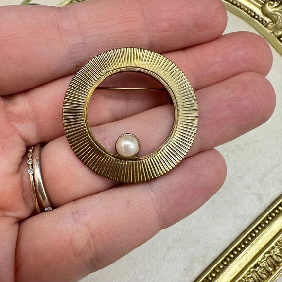Vintage Gold Tone Circle Brooch with faux pearl pin gold brooch - Picture 1 of 6